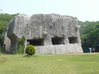 Есть версия, что наши пращуры умели уговаривать мегалиты (большие камни) принадлежать другим объектам солнечной системы, так и перелетали на них с места на место. У бабы яги ступа была каменная. В Египте найдено много мраморных кувшинов.