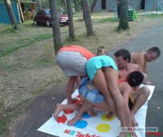 Как надо правильно играть в твистер.