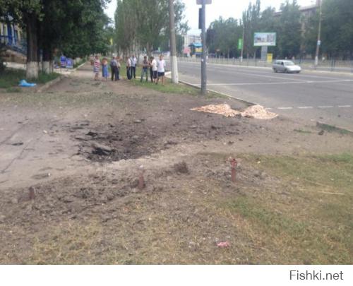 Стрелков, 21 июля 2014:
"Наступает время, когда России необходимо, наконец, принять окончательное решение: поддержит ли она по-настоящему русских Донбасса, или "сдаст" их окончательно и бесповоротно. На все остальное время уже упущено. Три месяца бездействия позволили противнику нарастить силы и создать  боеспособную армию. По крайней мере, достаточно боеспособную, чтобы уничтожать танками и артиллерией малочисленные и полубезоружные отряды ополченцев."

Путин, 04 марта 2014:
"И вот когда мы это видим, мы тогда понимаем, что беспокоит граждан Украины – и русских, и украинцев, вообще русскоязычное население, проживающее в восточных и в южных регионах Украины. Что их беспокоит? Их беспокоит вот такой беспредел. И если мы увидим, что этот беспредел начинается в восточных регионах, если люди попросят нас о помощи, а официальное обращение действующего легитимного президента у нас уже есть, то мы оставляем за собой право использовать все имеющиеся у нас средства для защиты этих граждан. И считаем, что это вполне легитимно."
" И пускай попробует кто-то из числа военнослужащих стрелять в своих людей, за которыми мы будем стоять сзади, не впереди, а сзади. Пускай они попробуют стрелять в женщин и детей! И я посмотрю на тех, кто отдаст такой приказ на Украине."