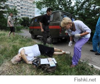 Стрелков, 21 июля 2014:
"Наступает время, когда России необходимо, наконец, принять окончательное решение: поддержит ли она по-настоящему русских Донбасса, или "сдаст" их окончательно и бесповоротно. На все остальное время уже упущено. Три месяца бездействия позволили противнику нарастить силы и создать  боеспособную армию. По крайней мере, достаточно боеспособную, чтобы уничтожать танками и артиллерией малочисленные и полубезоружные отряды ополченцев."

Путин, 04 марта 2014:
"И вот когда мы это видим, мы тогда понимаем, что беспокоит граждан Украины – и русских, и украинцев, вообще русскоязычное население, проживающее в восточных и в южных регионах Украины. Что их беспокоит? Их беспокоит вот такой беспредел. И если мы увидим, что этот беспредел начинается в восточных регионах, если люди попросят нас о помощи, а официальное обращение действующего легитимного президента у нас уже есть, то мы оставляем за собой право использовать все имеющиеся у нас средства для защиты этих граждан. И считаем, что это вполне легитимно."
" И пускай попробует кто-то из числа военнослужащих стрелять в своих людей, за которыми мы будем стоять сзади, не впереди, а сзади. Пускай они попробуют стрелять в женщин и детей! И я посмотрю на тех, кто отдаст такой приказ на Украине."