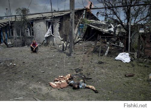 Стрелков, 21 июля 2014:
"Наступает время, когда России необходимо, наконец, принять окончательное решение: поддержит ли она по-настоящему русских Донбасса, или "сдаст" их окончательно и бесповоротно. На все остальное время уже упущено. Три месяца бездействия позволили противнику нарастить силы и создать  боеспособную армию. По крайней мере, достаточно боеспособную, чтобы уничтожать танками и артиллерией малочисленные и полубезоружные отряды ополченцев."

Путин, 04 марта 2014:
"И вот когда мы это видим, мы тогда понимаем, что беспокоит граждан Украины – и русских, и украинцев, вообще русскоязычное население, проживающее в восточных и в южных регионах Украины. Что их беспокоит? Их беспокоит вот такой беспредел. И если мы увидим, что этот беспредел начинается в восточных регионах, если люди попросят нас о помощи, а официальное обращение действующего легитимного президента у нас уже есть, то мы оставляем за собой право использовать все имеющиеся у нас средства для защиты этих граждан. И считаем, что это вполне легитимно."
" И пускай попробует кто-то из числа военнослужащих стрелять в своих людей, за которыми мы будем стоять сзади, не впереди, а сзади. Пускай они попробуют стрелять в женщин и детей! И я посмотрю на тех, кто отдаст такой приказ на Украине."