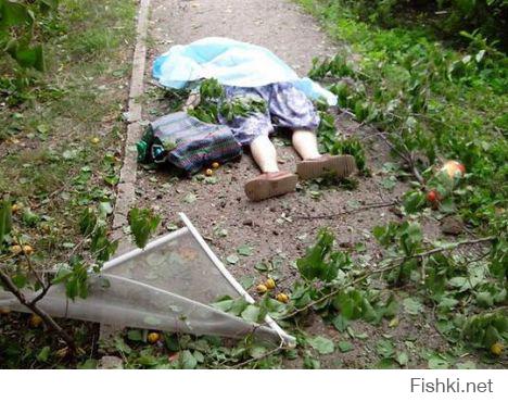 Стрелков, 21 июля 2014:
"Наступает время, когда России необходимо, наконец, принять окончательное решение: поддержит ли она по-настоящему русских Донбасса, или "сдаст" их окончательно и бесповоротно. На все остальное время уже упущено. Три месяца бездействия позволили противнику нарастить силы и создать  боеспособную армию. По крайней мере, достаточно боеспособную, чтобы уничтожать танками и артиллерией малочисленные и полубезоружные отряды ополченцев."

Путин, 04 марта 2014:
"И вот когда мы это видим, мы тогда понимаем, что беспокоит граждан Украины – и русских, и украинцев, вообще русскоязычное население, проживающее в восточных и в южных регионах Украины. Что их беспокоит? Их беспокоит вот такой беспредел. И если мы увидим, что этот беспредел начинается в восточных регионах, если люди попросят нас о помощи, а официальное обращение действующего легитимного президента у нас уже есть, то мы оставляем за собой право использовать все имеющиеся у нас средства для защиты этих граждан. И считаем, что это вполне легитимно."
" И пускай попробует кто-то из числа военнослужащих стрелять в своих людей, за которыми мы будем стоять сзади, не впереди, а сзади. Пускай они попробуют стрелять в женщин и детей! И я посмотрю на тех, кто отдаст такой приказ на Украине."