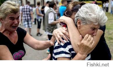 Стрелков, 21 июля 2014:
"Наступает время, когда России необходимо, наконец, принять окончательное решение: поддержит ли она по-настоящему русских Донбасса, или "сдаст" их окончательно и бесповоротно. На все остальное время уже упущено. Три месяца бездействия позволили противнику нарастить силы и создать  боеспособную армию. По крайней мере, достаточно боеспособную, чтобы уничтожать танками и артиллерией малочисленные и полубезоружные отряды ополченцев."

Путин, 04 марта 2014:
"И вот когда мы это видим, мы тогда понимаем, что беспокоит граждан Украины – и русских, и украинцев, вообще русскоязычное население, проживающее в восточных и в южных регионах Украины. Что их беспокоит? Их беспокоит вот такой беспредел. И если мы увидим, что этот беспредел начинается в восточных регионах, если люди попросят нас о помощи, а официальное обращение действующего легитимного президента у нас уже есть, то мы оставляем за собой право использовать все имеющиеся у нас средства для защиты этих граждан. И считаем, что это вполне легитимно."
" И пускай попробует кто-то из числа военнослужащих стрелять в своих людей, за которыми мы будем стоять сзади, не впереди, а сзади. Пускай они попробуют стрелять в женщин и детей! И я посмотрю на тех, кто отдаст такой приказ на Украине."