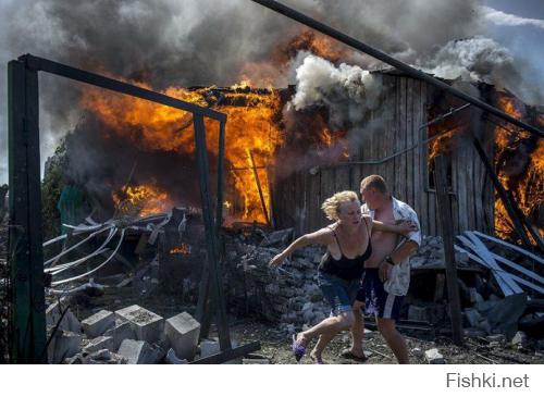 Стрелков, 21 июля 2014:
"Наступает время, когда России необходимо, наконец, принять окончательное решение: поддержит ли она по-настоящему русских Донбасса, или "сдаст" их окончательно и бесповоротно. На все остальное время уже упущено. Три месяца бездействия позволили противнику нарастить силы и создать  боеспособную армию. По крайней мере, достаточно боеспособную, чтобы уничтожать танками и артиллерией малочисленные и полубезоружные отряды ополченцев."

Путин, 04 марта 2014:
"И вот когда мы это видим, мы тогда понимаем, что беспокоит граждан Украины – и русских, и украинцев, вообще русскоязычное население, проживающее в восточных и в южных регионах Украины. Что их беспокоит? Их беспокоит вот такой беспредел. И если мы увидим, что этот беспредел начинается в восточных регионах, если люди попросят нас о помощи, а официальное обращение действующего легитимного президента у нас уже есть, то мы оставляем за собой право использовать все имеющиеся у нас средства для защиты этих граждан. И считаем, что это вполне легитимно."
" И пускай попробует кто-то из числа военнослужащих стрелять в своих людей, за которыми мы будем стоять сзади, не впереди, а сзади. Пускай они попробуют стрелять в женщин и детей! И я посмотрю на тех, кто отдаст такой приказ на Украине."