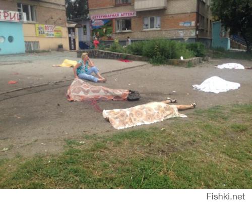 Стрелков, 21 июля 2014:
"Наступает время, когда России необходимо, наконец, принять окончательное решение: поддержит ли она по-настоящему русских Донбасса, или "сдаст" их окончательно и бесповоротно. На все остальное время уже упущено. Три месяца бездействия позволили противнику нарастить силы и создать  боеспособную армию. По крайней мере, достаточно боеспособную, чтобы уничтожать танками и артиллерией малочисленные и полубезоружные отряды ополченцев."

Путин, 04 марта 2014:
"И вот когда мы это видим, мы тогда понимаем, что беспокоит граждан Украины – и русских, и украинцев, вообще русскоязычное население, проживающее в восточных и в южных регионах Украины. Что их беспокоит? Их беспокоит вот такой беспредел. И если мы увидим, что этот беспредел начинается в восточных регионах, если люди попросят нас о помощи, а официальное обращение действующего легитимного президента у нас уже есть, то мы оставляем за собой право использовать все имеющиеся у нас средства для защиты этих граждан. И считаем, что это вполне легитимно."
" И пускай попробует кто-то из числа военнослужащих стрелять в своих людей, за которыми мы будем стоять сзади, не впереди, а сзади. Пускай они попробуют стрелять в женщин и детей! И я посмотрю на тех, кто отдаст такой приказ на Украине."