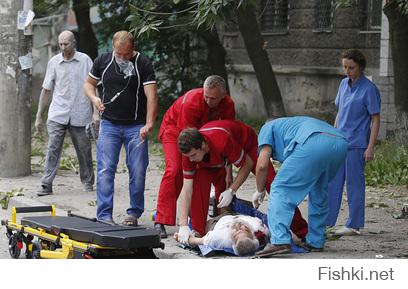 Стрелков, 21 июля 2014:
"Наступает время, когда России необходимо, наконец, принять окончательное решение: поддержит ли она по-настоящему русских Донбасса, или "сдаст" их окончательно и бесповоротно. На все остальное время уже упущено. Три месяца бездействия позволили противнику нарастить силы и создать  боеспособную армию. По крайней мере, достаточно боеспособную, чтобы уничтожать танками и артиллерией малочисленные и полубезоружные отряды ополченцев."

Путин, 04 марта 2014:
"И вот когда мы это видим, мы тогда понимаем, что беспокоит граждан Украины – и русских, и украинцев, вообще русскоязычное население, проживающее в восточных и в южных регионах Украины. Что их беспокоит? Их беспокоит вот такой беспредел. И если мы увидим, что этот беспредел начинается в восточных регионах, если люди попросят нас о помощи, а официальное обращение действующего легитимного президента у нас уже есть, то мы оставляем за собой право использовать все имеющиеся у нас средства для защиты этих граждан. И считаем, что это вполне легитимно."
" И пускай попробует кто-то из числа военнослужащих стрелять в своих людей, за которыми мы будем стоять сзади, не впереди, а сзади. Пускай они попробуют стрелять в женщин и детей! И я посмотрю на тех, кто отдаст такой приказ на Украине."