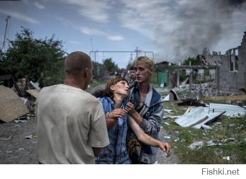 Стрелков, 21 июля 2014:
"Наступает время, когда России необходимо, наконец, принять окончательное решение: поддержит ли она по-настоящему русских Донбасса, или "сдаст" их окончательно и бесповоротно. На все остальное время уже упущено. Три месяца бездействия позволили противнику нарастить силы и создать  боеспособную армию. По крайней мере, достаточно боеспособную, чтобы уничтожать танками и артиллерией малочисленные и полубезоружные отряды ополченцев."

Путин, 04 марта 2014:
"И вот когда мы это видим, мы тогда понимаем, что беспокоит граждан Украины – и русских, и украинцев, вообще русскоязычное население, проживающее в восточных и в южных регионах Украины. Что их беспокоит? Их беспокоит вот такой беспредел. И если мы увидим, что этот беспредел начинается в восточных регионах, если люди попросят нас о помощи, а официальное обращение действующего легитимного президента у нас уже есть, то мы оставляем за собой право использовать все имеющиеся у нас средства для защиты этих граждан. И считаем, что это вполне легитимно."
" И пускай попробует кто-то из числа военнослужащих стрелять в своих людей, за которыми мы будем стоять сзади, не впереди, а сзади. Пускай они попробуют стрелять в женщин и детей! И я посмотрю на тех, кто отдаст такой приказ на Украине."