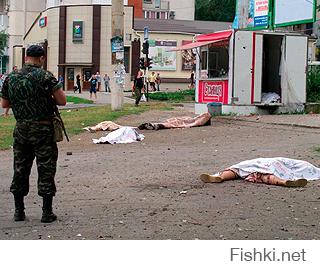 Стрелков, 21 июля 2014:
"Наступает время, когда России необходимо, наконец, принять окончательное решение: поддержит ли она по-настоящему русских Донбасса, или "сдаст" их окончательно и бесповоротно. На все остальное время уже упущено. Три месяца бездействия позволили противнику нарастить силы и создать  боеспособную армию. По крайней мере, достаточно боеспособную, чтобы уничтожать танками и артиллерией малочисленные и полубезоружные отряды ополченцев."

Путин, 04 марта 2014:
"И вот когда мы это видим, мы тогда понимаем, что беспокоит граждан Украины – и русских, и украинцев, вообще русскоязычное население, проживающее в восточных и в южных регионах Украины. Что их беспокоит? Их беспокоит вот такой беспредел. И если мы увидим, что этот беспредел начинается в восточных регионах, если люди попросят нас о помощи, а официальное обращение действующего легитимного президента у нас уже есть, то мы оставляем за собой право использовать все имеющиеся у нас средства для защиты этих граждан. И считаем, что это вполне легитимно."
" И пускай попробует кто-то из числа военнослужащих стрелять в своих людей, за которыми мы будем стоять сзади, не впереди, а сзади. Пускай они попробуют стрелять в женщин и детей! И я посмотрю на тех, кто отдаст такой приказ на Украине."