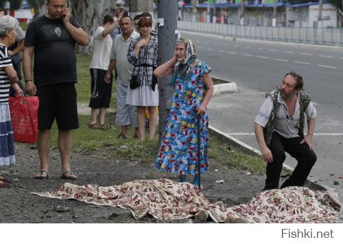 Стрелков, 21 июля 2014:
"Наступает время, когда России необходимо, наконец, принять окончательное решение: поддержит ли она по-настоящему русских Донбасса, или "сдаст" их окончательно и бесповоротно. На все остальное время уже упущено. Три месяца бездействия позволили противнику нарастить силы и создать  боеспособную армию. По крайней мере, достаточно боеспособную, чтобы уничтожать танками и артиллерией малочисленные и полубезоружные отряды ополченцев."

Путин, 04 марта 2014:
"И вот когда мы это видим, мы тогда понимаем, что беспокоит граждан Украины – и русских, и украинцев, вообще русскоязычное население, проживающее в восточных и в южных регионах Украины. Что их беспокоит? Их беспокоит вот такой беспредел. И если мы увидим, что этот беспредел начинается в восточных регионах, если люди попросят нас о помощи, а официальное обращение действующего легитимного президента у нас уже есть, то мы оставляем за собой право использовать все имеющиеся у нас средства для защиты этих граждан. И считаем, что это вполне легитимно."
" И пускай попробует кто-то из числа военнослужащих стрелять в своих людей, за которыми мы будем стоять сзади, не впереди, а сзади. Пускай они попробуют стрелять в женщин и детей! И я посмотрю на тех, кто отдаст такой приказ на Украине."