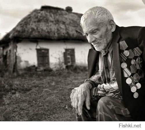 Стрелков, 21 июля 2014:
"Наступает время, когда России необходимо, наконец, принять окончательное решение: поддержит ли она по-настоящему русских Донбасса, или "сдаст" их окончательно и бесповоротно. На все остальное время уже упущено. Три месяца бездействия позволили противнику нарастить силы и создать  боеспособную армию. По крайней мере, достаточно боеспособную, чтобы уничтожать танками и артиллерией малочисленные и полубезоружные отряды ополченцев."

Путин, 04 марта 2014:
"И вот когда мы это видим, мы тогда понимаем, что беспокоит граждан Украины – и русских, и украинцев, вообще русскоязычное население, проживающее в восточных и в южных регионах Украины. Что их беспокоит? Их беспокоит вот такой беспредел. И если мы увидим, что этот беспредел начинается в восточных регионах, если люди попросят нас о помощи, а официальное обращение действующего легитимного президента у нас уже есть, то мы оставляем за собой право использовать все имеющиеся у нас средства для защиты этих граждан. И считаем, что это вполне легитимно."
" И пускай попробует кто-то из числа военнослужащих стрелять в своих людей, за которыми мы будем стоять сзади, не впереди, а сзади. Пускай они попробуют стрелять в женщин и детей! И я посмотрю на тех, кто отдаст такой приказ на Украине."