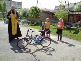 Не удивлюсь если поп с детей по 100 рублей взял за это.Эти мрази на всё пойдут ради наживы.