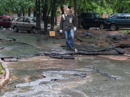 Уж лучше такие грунтовые дороги чем такой асфальт.