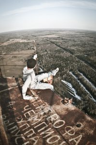 скажу за вышку в Галиче - те уровни что на оттяжках по ощущениям не сильно, а вот наконечник в виде трубы (метров 30 длиной) - когда на самом верху сидишь ощущаешь покачивания и живо откладываешь кирпичи) это фото как раз на площадке от которой начинается труба, высота тут 300 с лишним.