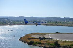 А это я фоткал в сентябре на Корфу. Разве этот аэропорт хуже?