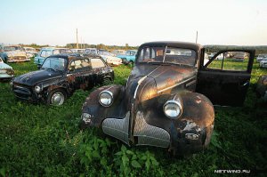 Знаю, что баян, но, может, кто не видел... Точно не помню, где, вроде в Подмосковье и вроде все это принадлежит мужику, у которого нет средств на не то, что реставрацию, но и на просто содержание и уход за техникой.

Фото для примера: