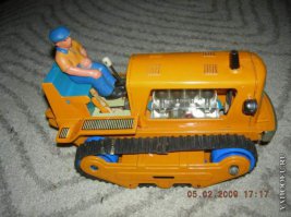 А я почему-то был уверен, что трактор производства ГДР. Был такой, у него еще в двигателе поршни ходили и лампочка подсвечивала.