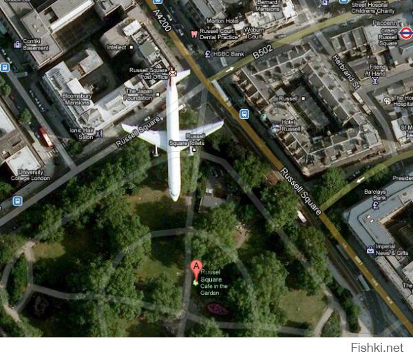 Потому что самолет летящий на высоте 10км со спутника должен выглядеть именно так. Соотношение размеров на земле и самолета видишь?