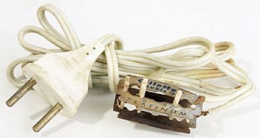 Вот современный кипятильник:) если не повышибает пробки, то  кипятит трех литровый бутыль за минуту :)