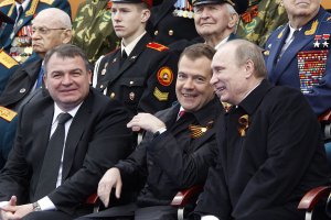 Какой позор! Ужас. Это даже интереснее чем наше стыдобище парадное. Когда испокон веков все цари и генсеки стоя принимали парады, наши последние бояре сидели как в цирке на шоу. Это не коробит никого? Или жвачку в жопе какогото обамы разглядывать интереснее?