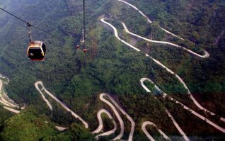 Татевская канатная дорога Республика Армения - (арм. Տաթևի ճոպանուղի) — самая длинная в мире пассажирская канатная дорога двойного реверсивного действия, получившая название «Крылья Татева»[2], расположенная в Армении и соединяющая через Воротанское ущелье села Алидзор и Татев.