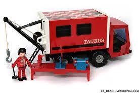 Была подводная лодка и машина на управлении. А еще память всколыхнулась и вспомнил вот это. Джип на новый год мне подарили, а техпомощь уже не помню откуда взялась. Мегаигрушки! В джипе крутишь руль и, и колеса поворачивают. Играл с ним долгими часами, поглядывая на гобелен "пастушка" )))