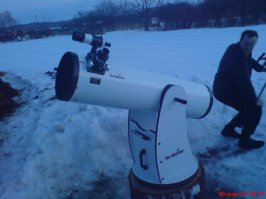 Интересная штука астрономия. Лет 6 назад решил приобрести себе телескоп. Поначалу друзья и знакомые подшучивали надо мной, типа лунатиков собрался рассматривать. А как в гости заходили, так сразу просили показать что-нибудь. На фото маленький черненький, это мой. )