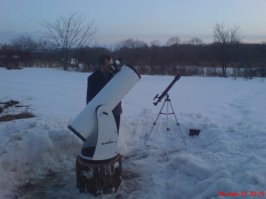 Интересная штука астрономия. Лет 6 назад решил приобрести себе телескоп. Поначалу друзья и знакомые подшучивали надо мной, типа лунатиков собрался рассматривать. А как в гости заходили, так сразу просили показать что-нибудь. На фото маленький черненький, это мой. )