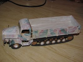 Оцени. Все-таки я победил Маультира.
Это Mercedes L4500. Покрасил, как всегда, хреново - думать надо было заранее, что хочется получить. Получилось какое-то странно-зловещее сочетание европейского камуфляжа и зимней покраски... :)
