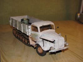 Игорь, привет!
В подписи к картинке с моделькой PzIV Ausf E ты не указал, что это Е с "окурком" и наваренными листами брони на башне.
Драгоновская модель, отменного качества (в этой коробке была возможность собрать четверку Е или четверку F1). Но вот доп бронирования в комплекте у меня не было...
ЗЫ. Вот перекрасил Маультир...