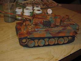 Игорь, вот сделал... Глядишь, понадобится фото для статьи про Тигра... 
А тут - ОПАНЬКИ! 
Это Pz VI Ausf E. Но камуфляж я уже сам придумал, бо в африканском камуфляже он был скучный и некрасивый. Потому решил покрасить в хренпоймикакие цвета.