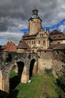 Замок Чоха в Польше (теперь) был замком в фильме "Ведьмак", сериалах "Два мира",  "Контригра" и в роли самого себя в сериале "Тайна замка шифров".