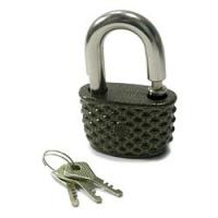 Я в машине вожу антивандальный навесной замок(тяжёлый такой) с верёвкой. Один раз учителю на дороге показал... он почему то быстро сел в свою повозку и умчался.