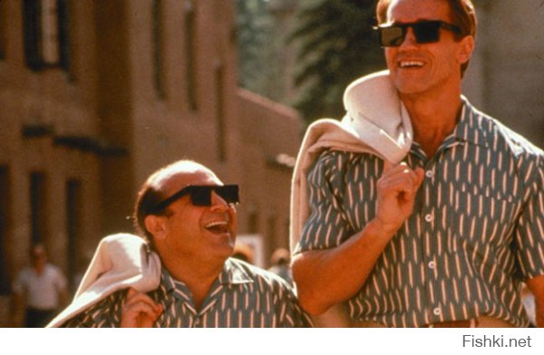 Арнольд всегда был и останется "бабником".Не смотря на то, что почти все фото тут постановочные, он и в жизни такой.Нет, я его лично не знаю конечно, просто нынче прочёл его афтобиографию (года два назад вышла).Там Шварц вполне себе откровенен в воспоминаниях.Чего только стоит его сын от горничной (долго объяснять - надо будет,сами нагуглите).И да, Шварцнегер - спасибо за детство!За те фильмы, засмотренные до дыр в 90-ые!