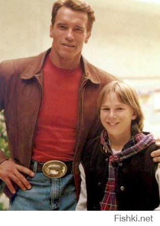 Арнольд всегда был и останется "бабником".Не смотря на то, что почти все фото тут постановочные, он и в жизни такой.Нет, я его лично не знаю конечно, просто нынче прочёл его афтобиографию (года два назад вышла).Там Шварц вполне себе откровенен в воспоминаниях.Чего только стоит его сын от горничной (долго объяснять - надо будет,сами нагуглите).И да, Шварцнегер - спасибо за детство!За те фильмы, засмотренные до дыр в 90-ые!