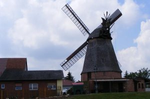 В Германии ветряных мельниц как грязи.
По соседству живет семья у которых во дворе мельница родовая :)