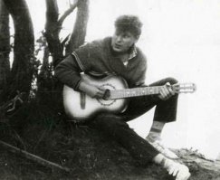 А какое отношение имеет ЭТО к русскому року?
Орать на 120 децибел слово "ПИ'ЗДА" и "ЗАТЫЧКА" - это рок?
И какого хера это <span style='color:gray'>[мат]</span> делает в одном ряду с Цоем, Гребещиковым, Кинчевым и т.д.
Они бы даже срать с ним рядом не сели.
И всем несогластным: прежде чем высказать свое "иди найух", напомните мне, хоть одну встречу, неговоря уже об выступлениях на одной площадке, этого ошметка с исполнителями русского рока?