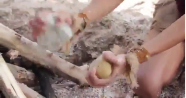 Нафига он камнем об картошку долбит?