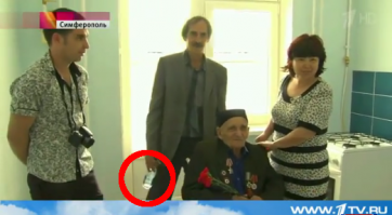 Дааа... повезло деду...
25 лет они ждали, до этого в частном доме жили.
Два здоровых молодых лба, не могли в порядок частный дом превести...
Зато перед камерой с пузырем водяры.