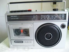 Эх, сначала был крошка Siemens, а в 1987 отец купил National! Мы с ним вместе в Краснодар ездили, в "Берёзке" за чеки покупали. В автобусе 6 часов пока назад ехали он у меня на коленях стоял. Никогда не забуду те чувства, когда дома уже сам из коробки его вытаскивал! Детство, детство...