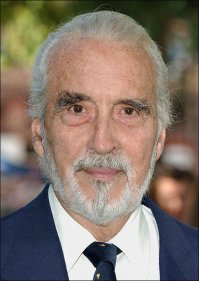 Кристофер Ли.Родился в 1922 г.До сих пор снимается в кино.Вот кому возраст нипочем.