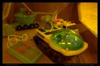 Блин я обожал этот вездеход! Только у меня желтый был. И с проводом  


Во вот такой! Моща была немерянная, большую детскую коляску катал на раз!