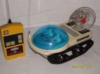 Блин я обожал этот вездеход! Только у меня желтый был. И с проводом  


Во вот такой! Моща была немерянная, большую детскую коляску катал на раз!