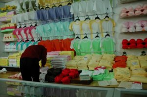 "Тошниловка", магазин, парикмахерская, рынка я не нашел.