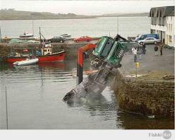 как говорится. найдите 10 отличий. даже люди стоят в той же позе