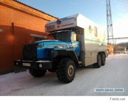 это не мусоровоз, а обычная вахтовка нефтянников. Что-то наподобие этой