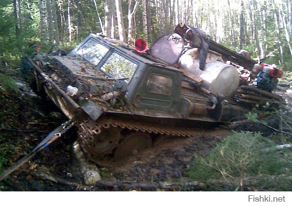 Дело было где то в глухой тайге.Группа геологов-разведчиков засадила свой вездеход с оборудованием по самое "не хочу",ну и чё-то там сломали.Вызвали по рации МЧС .
Прилетает вертолёт,вездеход цепляют на троса,поднимают.Вертолёт бросет из стороны в сторону,лётчик говорит не долетим,сажают вертолёт.Посовещались,решили скинуть гусеницы,забрать их вторым рейсом.
Провозились полдня,скинули,поднимают вертолётом,всё равно болтает,но делать нечего надо лететь.
В общем кое как добрались до базы,отцепили вездеход.
Лётчик геологам:
Ну чё полетели за гусеницами?
Геологи: За чем? Мы ж их в кузов загрузили!