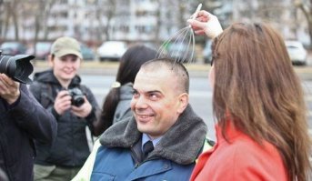 Кафуней (cafuné), португальский — нежно гладить волосы любимого человека. Похоже на русское кайфуешь,ддаааа..