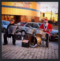 А вот те же музыканты, как раз под новый год