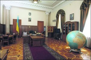 А  ИЗНУТРИ ЭТО КАБИНЕТ министра.