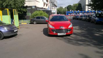 Пожалуйста, экземпляр м.дака из Москвы, который парковался одновременно со мной. Я снимал, стоя у въезда на территорию школы, слева от меня въезд на территорию организации, справа проезд вдоль жилого дома. Рядом с ним хоть знак кругового движения ставь.